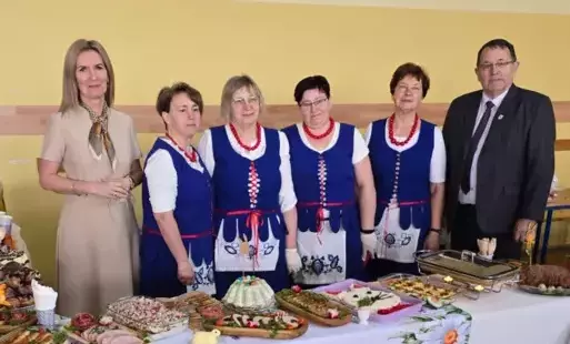Przedstawicieli KGW Tuszkowo wraz z Sekretarz Gminy oraz Przewodniczących Rady Gminy