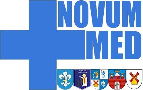 Logo NOVUM‑MED przedstawiające duży niebieski krzyż medyczny po lewej stronie oraz napis NOVUM MED w niebieskich, pogrubionych literach po prawej. Pod nazwą umieszczono sześć kolorowych herbów gmin powiatu sępoleńskiego, każdy z własnym symbolem heraldycz