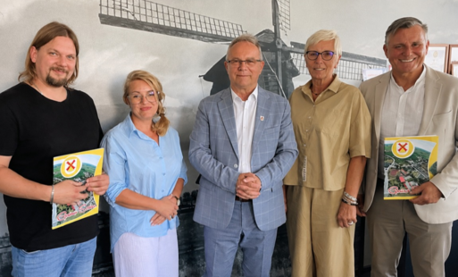 Grafika z czterema logotypami instytucji publicznych u góry oraz tekstem informującym, że Gmina Sośno realizuje projekt „Wymiana źródeł ogrzewania w szkołach podstawowych na terenie Gminy Sośno”, z dofinansowaniem UE w wysokości 1 342 510 zł i adresem str