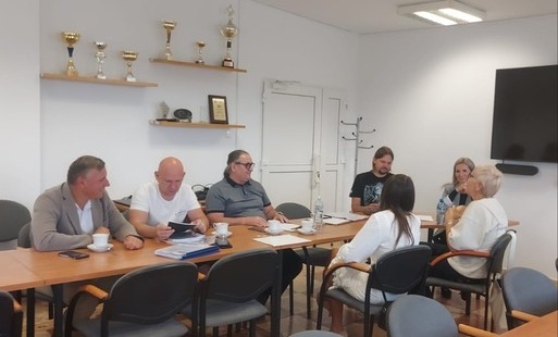 Grafika z czterema logotypami instytucji publicznych u góry oraz tekstem informującym, że Gmina Sośno realizuje projekt „Wymiana źródeł ogrzewania w szkołach podstawowych na terenie Gminy Sośno”, z dofinansowaniem UE w wysokości 1 342 510 zł i adresem str