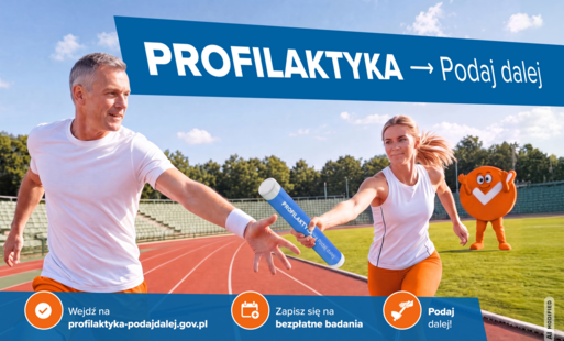 Grafika kampanii „Profilaktyka – Podaj dalej” przedstawia kobietę i mężczyznę podczas biegu na stadionie, przekazujących sobie niebieską pałeczkę z napisem „Profilaktyka – Podaj dalej”. W tle znajduje się pomarańczowa maskotka kampanii. U góry widnieje hasło „PROFILAKTYKA → Podaj dalej”, a na dole informacje zachęcające do odwiedzenia strony profilaktyka-podajdalej.gov.pl i zapisania się na bezpłatne badania. Grafika zawiera również logotypy Ministerstwa Zdrowia oraz partnerów kampanii.