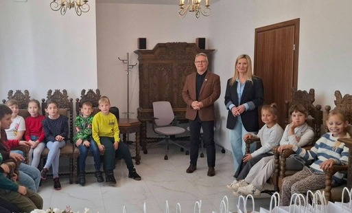 Uczniowie klasy IIa podczas wizyty w Urzędzie Gminy w Sośnie. Wśród nich stoją Wójt Gminy Sośno Piotr Dobrzański i Sekretarz Gminy Iwona Sikorska.