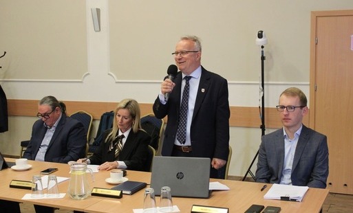 Wójt przemawia podczas XXVIII sesji