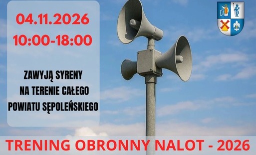 Grafika informacyjna dotycząca treningu obronnego. W tle widać maszt z syrenami alarmowymi na tle nieba z chmurami oraz herb powiatu w prawym górnym rogu. Na jasnym tle umieszczono czerwone napisy: „04.11.2026”, „10:00-18:00” oraz na dole „TRENING OBRONNY NALOT - 2026”. W centralnej części znajduje się czarny tekst: „Zawyją syreny na terenie całego powiatu sępoleńskiego